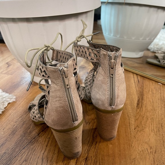 Size 8 tie up leather upper Steve Madden open toe shoes - Picture 3 of 4